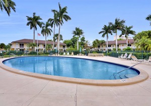 Perfectly located condo, a brief walk from beach & restaurants