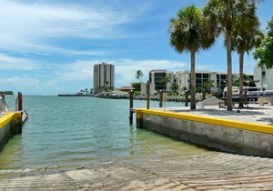 Perfectly located condo, a brief walk from beach & restaurants