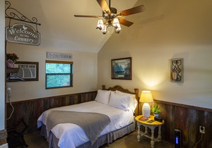 Pet Friendly Cabin 4 - 15 Minutes from Magnolia and Baylor in Waco