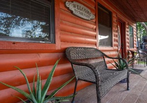 Pet Friendly Cabin 4 - 15 minutes from Magnolia and Baylor in Waco