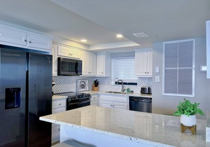 Picturesque Beachfront Condo- Spacious Balcony, 2BD/2BA, Pool & Tiki Bar