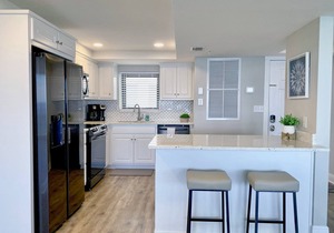 Picturesque Beachfront Condo- Spacious Balcony, 2BD/2BA, Pool & Tiki Bar