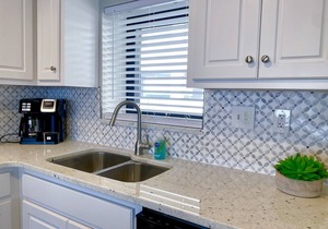 Picturesque Beachfront Condo- Spacious Balcony, 2BD/2BA, Pool & Tiki Bar