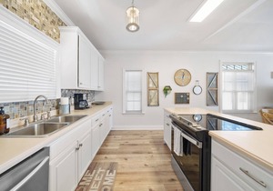 Pier Park only 50 Steps to the beach! Pet friendly. Ocean View.
