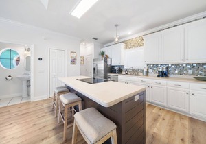 Pier Park only 50 Steps to the beach! Pet friendly. Ocean View.