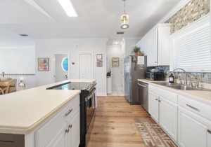 Pier Park only 50 Steps to the beach! Pet friendly. Ocean View.