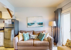 Pretty snowbird condo w/lake views, free WiFi, and full kitchen