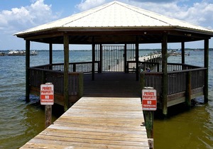 Private Community Pier. Steps from the beach. Newly Renovated, Beautiful Decor.