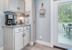 Private Community Pier. Steps from the beach. Newly Renovated, Beautiful Decor.
