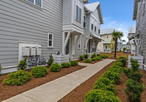 Prominence: 24 York Ln C