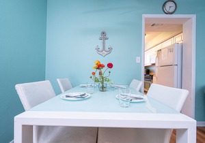 Relaxing Abode: Walk to Private Beach + Pools,Pets