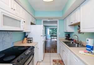 Relaxing Abode: Walk to Private Beach + Pools,Pets