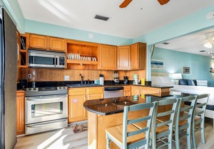 Resort condo near beach with private balcony, WiFi, pool, tennis & dock