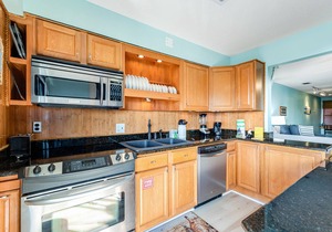Resort condo near beach with private balcony, WiFi, pool, tennis & dock