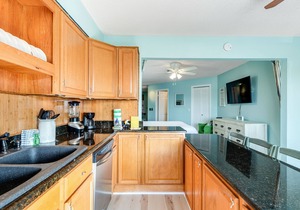 Resort condo near beach with private balcony, WiFi, pool, tennis & dock