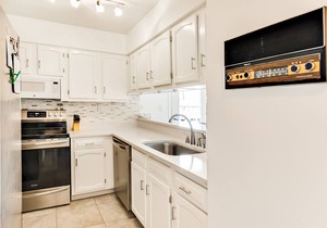 Second-floor condo w/beach access, shared outdoor pool & tennis court!