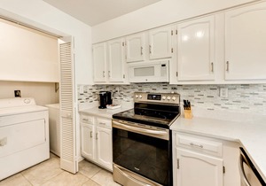 Second-floor condo w/beach access, shared outdoor pool & tennis court!