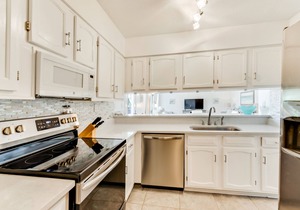 Second-floor condo w/beach access, shared outdoor pool & tennis court!