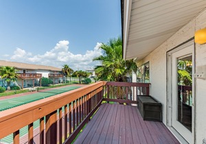 Second-floor condo w/beach access, shared outdoor pool & tennis court!