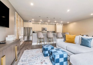 🎺SOPHISTICATED SOUTHERN PENTHOUSE DOWNTOWN CONDO! Large Living Area + Spacious Private Terrace!
