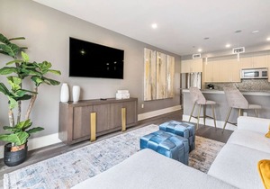 🎺SOPHISTICATED SOUTHERN PENTHOUSE DOWNTOWN CONDO! Large Living Area + Spacious Private Terrace!