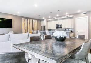 🎺SOPHISTICATED SOUTHERN PENTHOUSE DOWNTOWN CONDO! Large Living Area + Spacious Private Terrace!