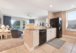 Spacious family condo with large balcony & shared pool and hot tub