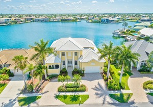 Stunning Water Views on Landmark Bay, Quick walk to the Beach