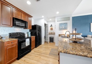 Third Floor Condo with Shared Pool & Hot Tub, Bay View, and High-Speed WiFi