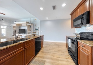 Third Floor Condo with Shared Pool & Hot Tub, Bay View, and High-Speed WiFi