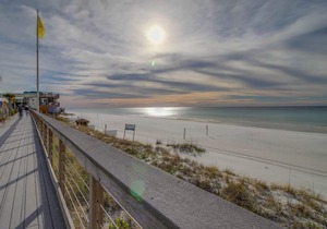Third-floor condo with pool, high-speed WiFi & private washer/dryer
