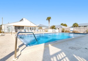 Top-floor condo with Gulf views - tennis & pool - private W/D, WiFi & central AC