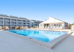 Top-floor condo with Gulf views - tennis & pool - private W/D, WiFi & central AC