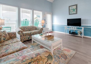 Top-floor condo with Gulf views - tennis & pool - private W/D, WiFi & central AC