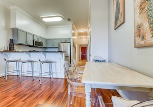 Top floor condo steps to the beach Shared pool & close to shopping & dining