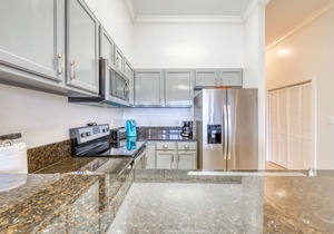Top floor condo steps to the beach Shared pool & close to shopping & dining