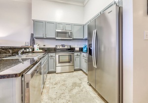 Top floor condo steps to the beach Shared pool & close to shopping & dining
