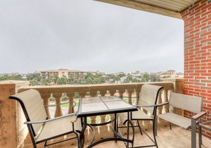 Top floor condo steps to the beach Shared pool & close to shopping & dining