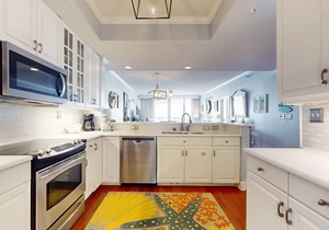 Updated 3rd floor condo w/beach access and complementary BEACH SERVICE