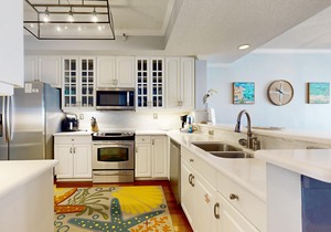 Updated 3rd floor condo w/beach access and complementary BEACH SERVICE