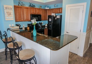 UPSCALE CONDO FOR 6! BIG SCREEN TV AND GREAT VIEWS!
