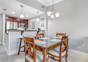 Vibrant seventh-floor condo with pool, hot tub, sauna, private W/D & fast WiFi