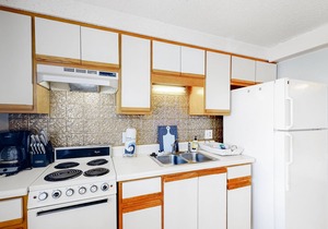 Water-view studio with pool, central AC, tennis & sauna