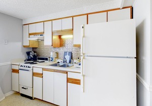 Water-view studio with pool, central AC, tennis & sauna