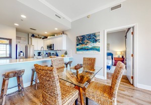 Waterfront condo with central AC and access to resort pool & hot tub