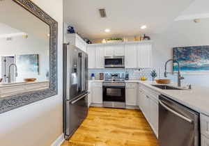 Waterfront condo with central AC and access to resort pool & hot tub