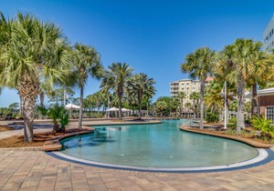 Waterfront condo with central AC and access to resort pool & hot tub
