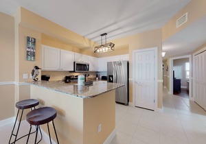 Welcoming waterfront condo with a furnished balcony, pool & pool spa