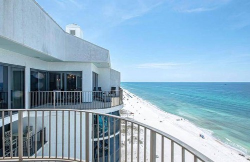 Biltmore Beach House | 1000 m² House ∙ 5 bedrooms ∙ 11 guests
