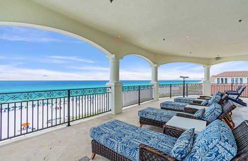 Crystal Beach House | 1236 m² House ∙ 12 bedrooms ∙ 25 guests